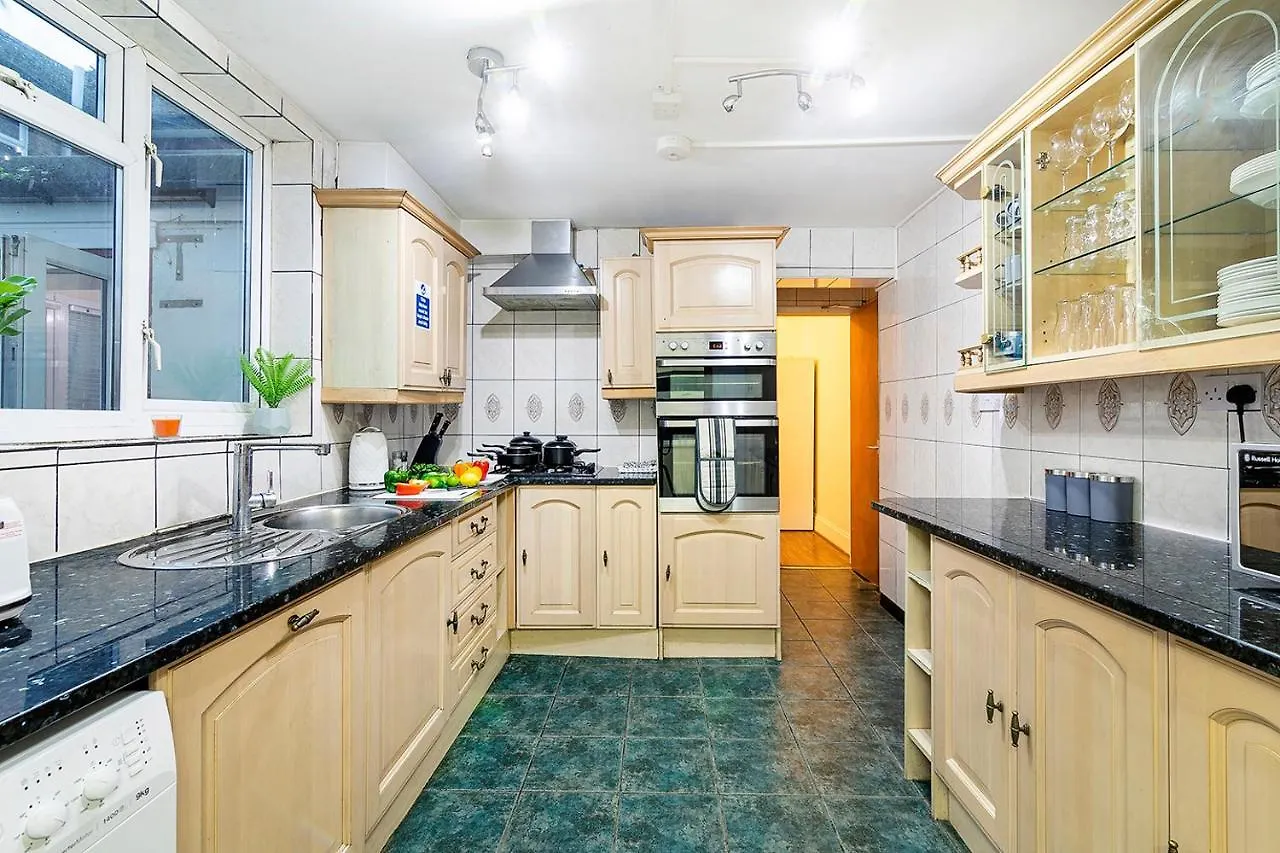 Longbridge House Villa Barking  Holiday home Barking (Greater London)