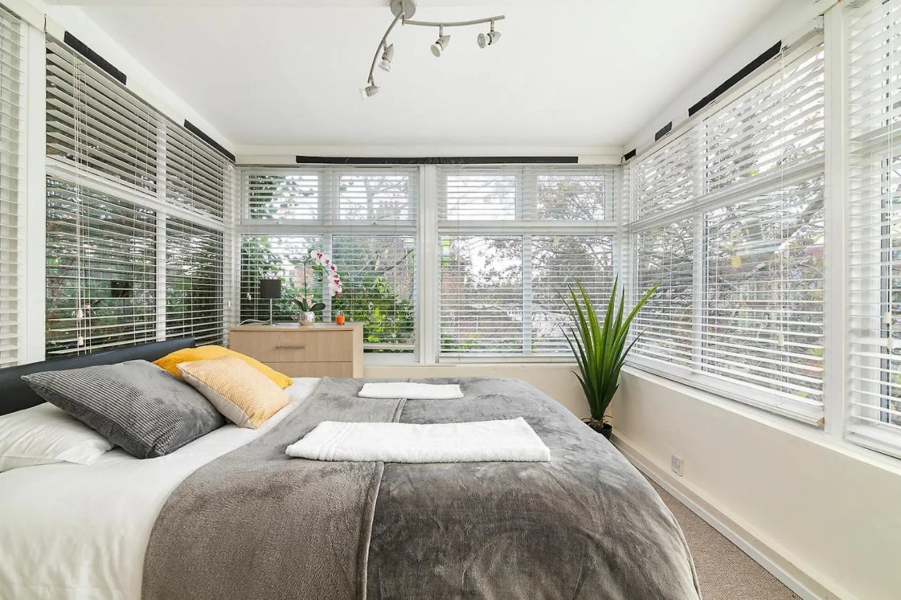 Longbridge House Villa Barking  Feriehus Barking (Greater London)
